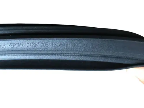 Уплотнитель двери GEELY 1018061703